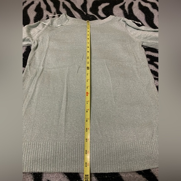 Joseph A. Light Green Shimmery Sweater Size Medium - Picture 7 of 8